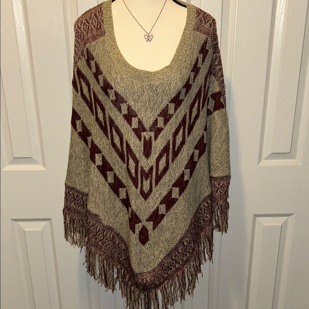 🦋Elegant Burgundy and Beige Vintage Poncho Sweater 5/25$